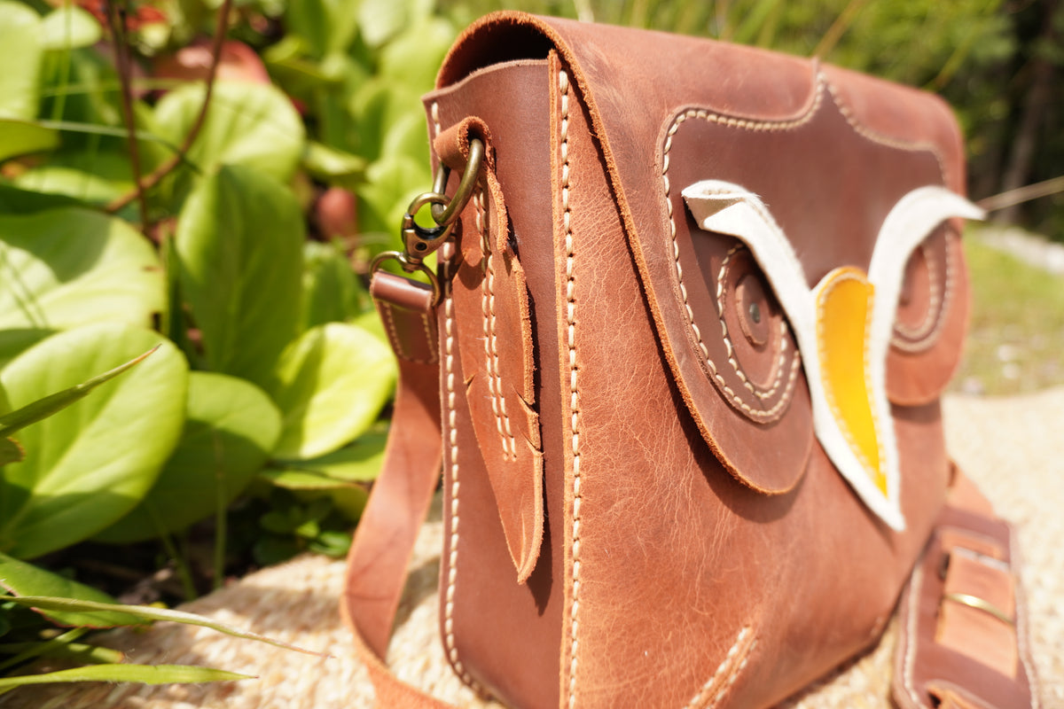 Käsinommeltu nahkainen pöllölaukku - Owl Bag
